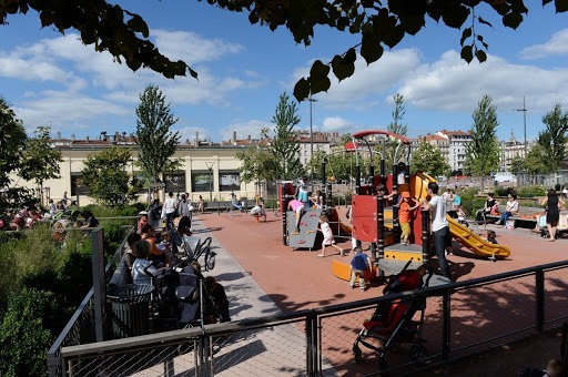 Cet immense parc de jeux pour enfants se trouve à seulement 30 minutes de  Lyon